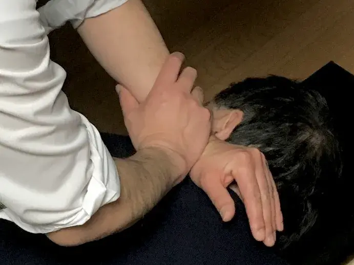 施術をしてるシーン